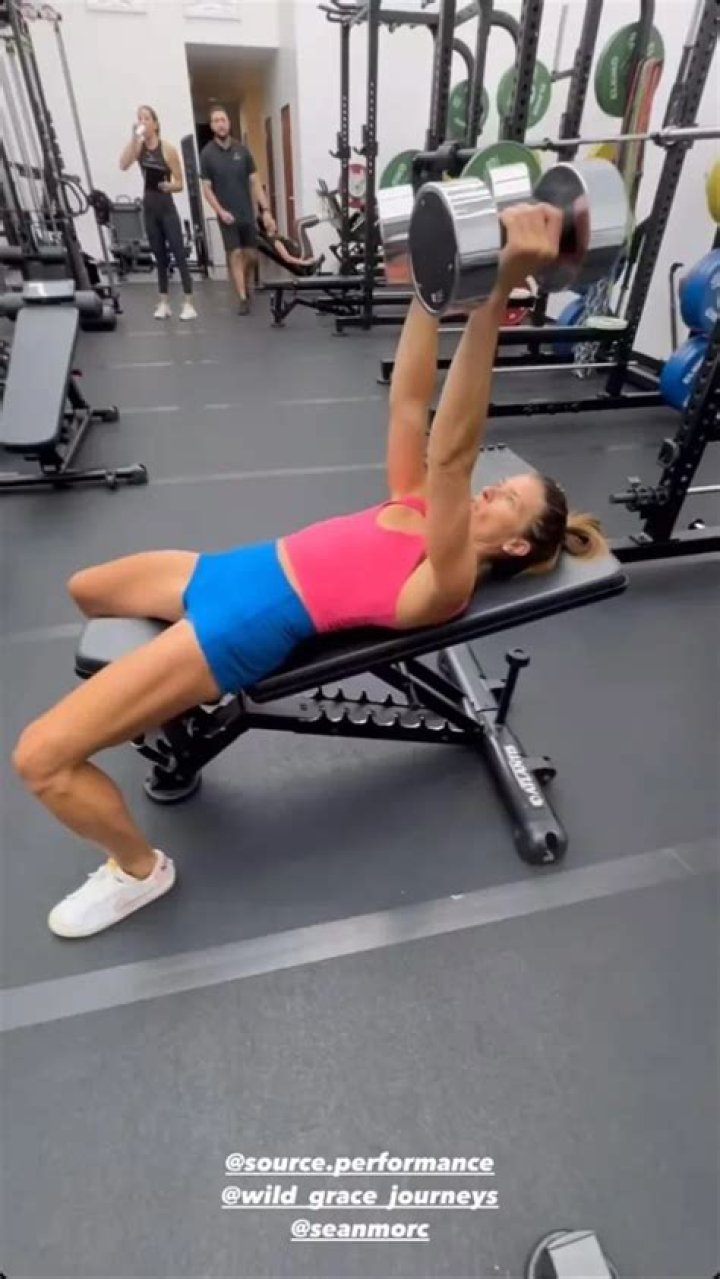 Alexandra Albu in Two-Piece Workout Gear Shares "Favorite Back Exercises"